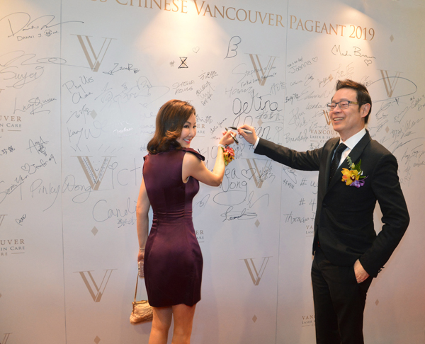 馮永發伉儷
在溫哥華的決賽晚宴
進場時簽名留念