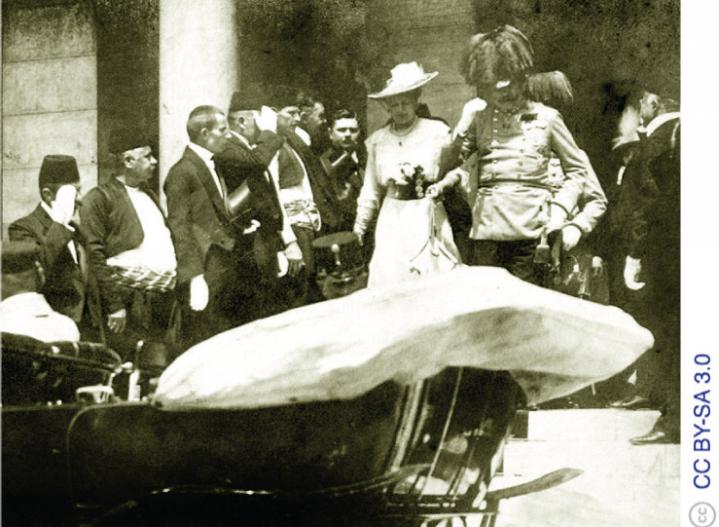1914 年6 月28日，奧匈帝國皇儲費迪南大公夫婦在薩拉熱窩出席塞爾維亞國慶，被塞爾維亞青年槍殺，引發第一次世界大戰。上圖為暗殺前數分鐘拍攝。