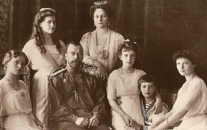 1917年，俄國爆發十月革命，皇帝尼古拉二世被逮捕，其後一家包括皇后及五名子女，被看管的布爾什維克秘密警察集體槍決。