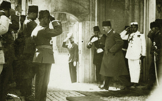 鄂圖曼帝國Ottoman Empire 是15 至19 世紀唯一能挑戰崛起歐洲基督教國家的伊斯蘭勢力，但最終於第一次世界大戰裡敗於協約國之手而分裂。之後凱末爾領導起義，擊退歐洲勢力，建立土耳其共和國，鄂圖曼帝國至此滅亡。上圖為最後一任蘇丹穆罕默德六世於1922年11月17日離開土耳其時所攝。