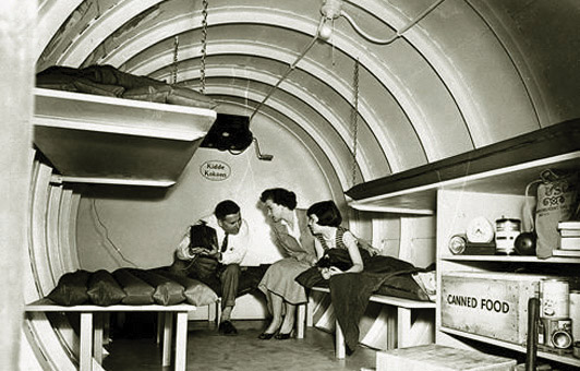 美國在五、六十年代生活在可能出現的核戰恐慌下，在住家後園建地下避
難室成為時尚。