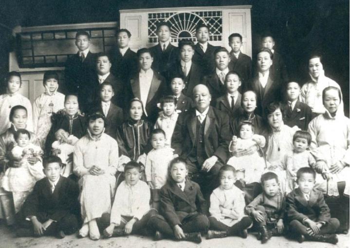 葉生（中）和他的子孫們（攝於1916年）