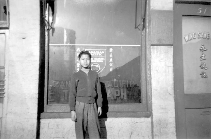 葉生孫子站在永生公司窗外（約攝於1945年）