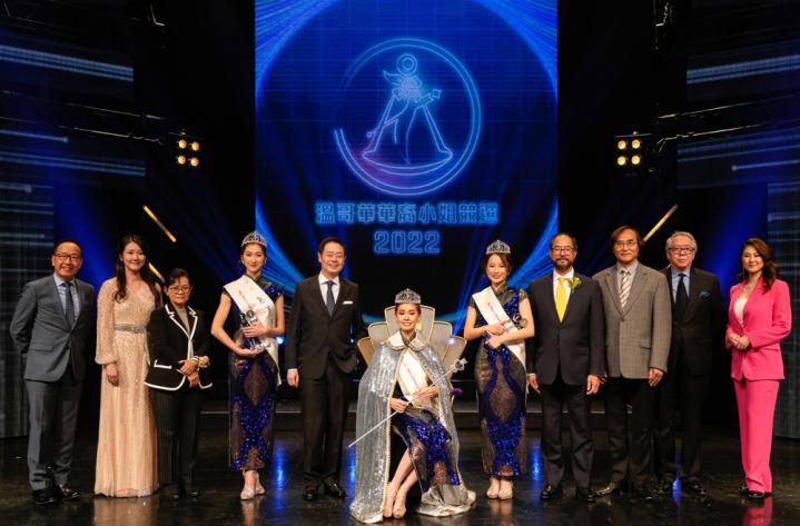 新時代集團主席馮永發先生（左五）在《溫哥華華裔小姐競選2022》結果公佈後與冠、亞、季軍，大會評判團，特別表演嘉賓及集團高層合照。